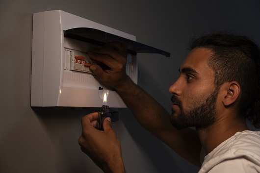 Hombre revisando servicio de electricidad 1