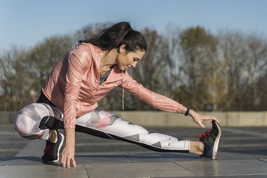 forma joven estirando al aire libre1