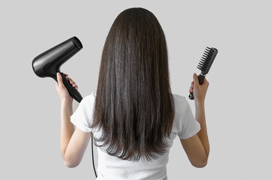 retrato mujer con cepillo y secador de pelo