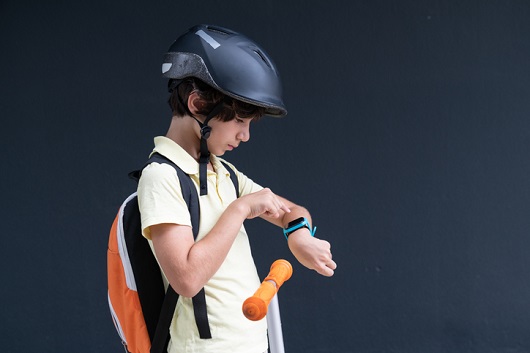 Apeseg Regalo Seguro para Ninos Casco GPS