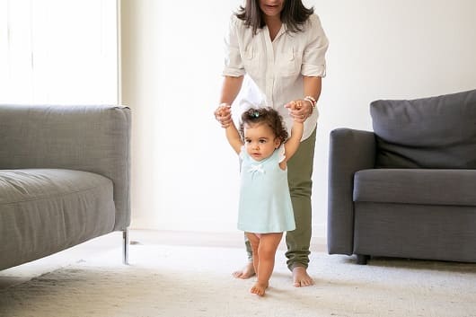 Bebe aprendiendo a caminar1