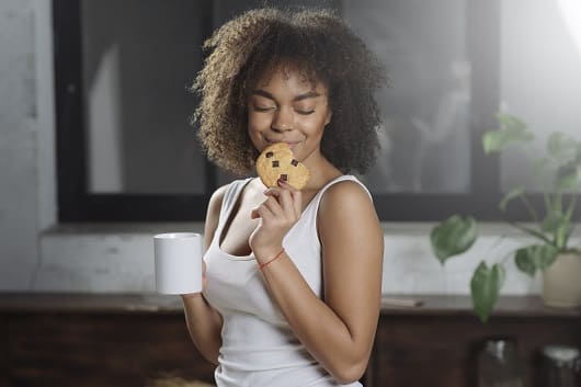 mujer con galleta1