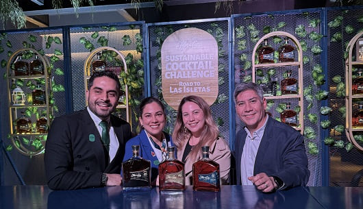 Benjamin Mejia Brand Ambassador Karen Alvarez Regional Ambassador Michelle Fiol Brand Manager y Carlos Cuadra gerente de Area Sudamerica de la marca Flor de Cana 1