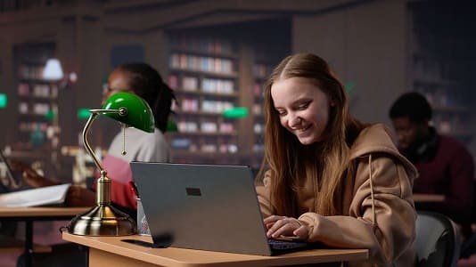 ¿Por qué los jóvenes con competencias en inteligencia artificial acceden a más oportunidades laborales? 1 Joven estudiando algoritmos1