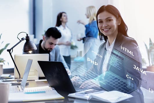 Talento tech: programa innovador busca cubrir demanda laboral en el Perú 1 persona trabajando html en computadora1