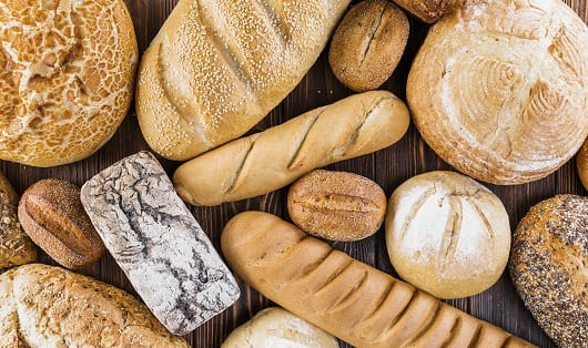 Día Mundial del Pan: las nuevas tendencias que marcarán el futuro del sector panadero 1 variedad de pan recien horneado en la mesa 11