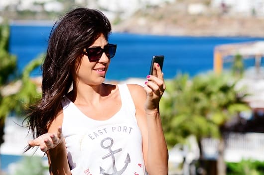 Tres recomendaciones para evitar que el calor afecte el rendimiento del celular en verano 1 VERANO1