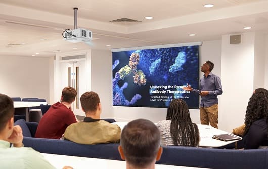 ViewSonic fortalece el aula en el regreso a clases con el proyector láser LSD400 1 CLASSROOM1