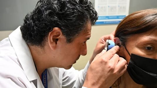 1361173 uso excesivo de audifonos bluetooth podria generar perdida de audicion en jovenes1