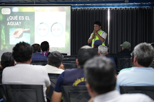 Gestión sostenible del agua capacita a agricultores 1 DSC016021