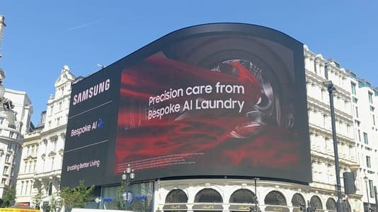 Samsung y ‘El Diablo Viste a la Moda 2’ redefinen el cuidado de la alta costura 1 Samsungs new Bespoke AI Washer campaign at Piccadilly Circus in London 211