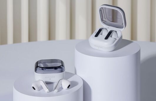 007 lifestyle galaxy buds4pro white galaxy buds4 white combo11