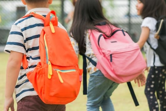 Cuida la espalda de tu hijo frente a la mala postura escolar 1 Traumatologiia11