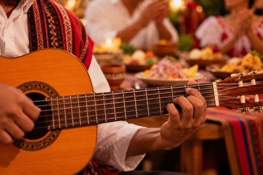 DiDi Food revela hábitos de consumo para la jarana criolla 1 Andean Guitar Serenade at a Festive Feast 111